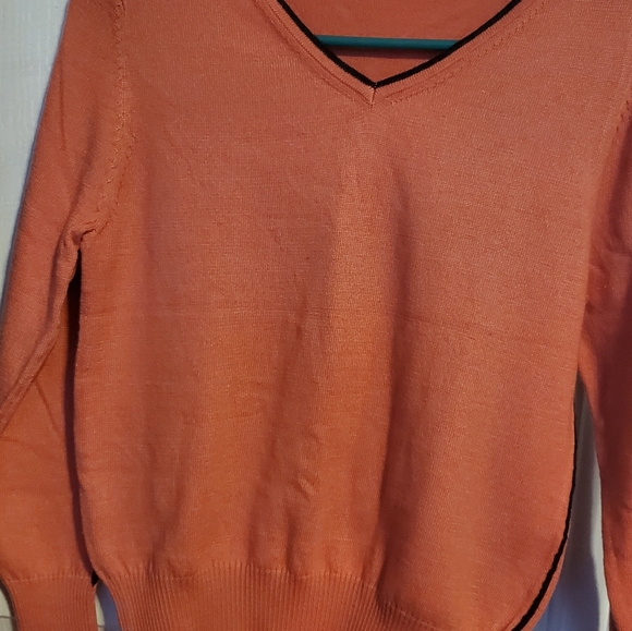 2 /$40Beautiful Cashmere full sleeves sweater. - Picture 3 of 7